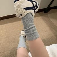 Chaussettes mi-mollet pour femmes gris blanc rayures verticales Simple Double aiguille Ins mince couleur unie longueur d'équipage pour l'automne