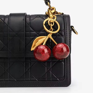 Lindo Colgante para Bolso, Dorado, de Aleación de Zinc, con Forma de Cereza 3D, con Mosquetón, Llavero Portátil - Product Image 4