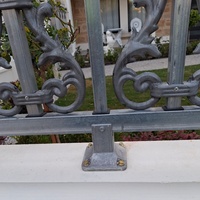 Clôture en acier ornementale enduite de poudre en forme de conception moderne personnalisée garde-frontière de jardin panneaux de garde-corps pour la sécurité