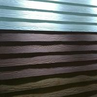 Panneau extérieur en fibrociment à finition grain de bois moderne, résistant aux intempéries et au feu, pour revêtement mural de façade de maison et décoration de plafond