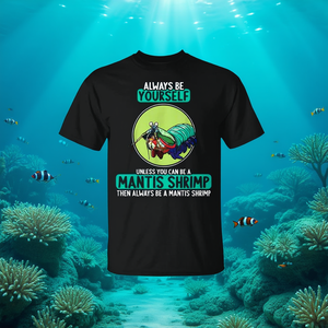 Camiseta Mantis Shrimp: Siempre sé tú mismo a menos que puedas ser un camarón mantis, en ese caso, siempre sé un camarón mantis. - Product Image 3