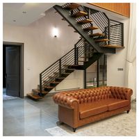 Escalier droit moderne et spacieux pour villa, résistant à l'humidité, tendance et grandiose
