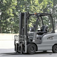 Chariot élévateur électrique à charge rapide de 2,5 tonnes alimenté par batterie lithium-ion pour le transport de marchandises en entrepôt