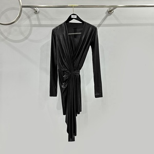 Abito a maniche lunghe con lacci a V profondo con lacci lunghi con trattamento stile <span class=keywords><strong>primavera</strong></span> estate 2024 Rick - Product Image 1