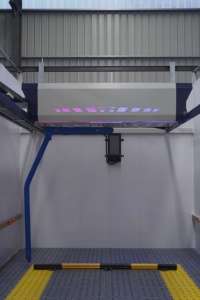 Lavadora de Autos Eléctrica YOLO Azul Acero con Franjas Amarillas de Seguridad y Sistema de Rieles Superiores - Product Image 2