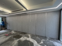 Cloison mobile moderne en aluminium facile à installer, insonorisante, pour espaces commerciaux, bureaux, gymnases, salles de conférence, écoles