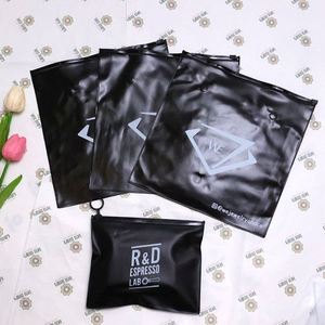 ถุงซิปล็อคพิมพ์ลายแบบด้านสำหรับใส่เสื้อผ้า  ถุงบรรจุภัณฑ์เสื้อผ้าพีวีซี ถุงซิปพลาสติกแบบกำหนดเองพร้อมโลโก้ - Product Image 1