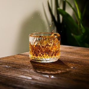 Ensemble de carafes à whisky empilables vintage en relief avec des verres à whisky à l'ancienne - Product Image 3
