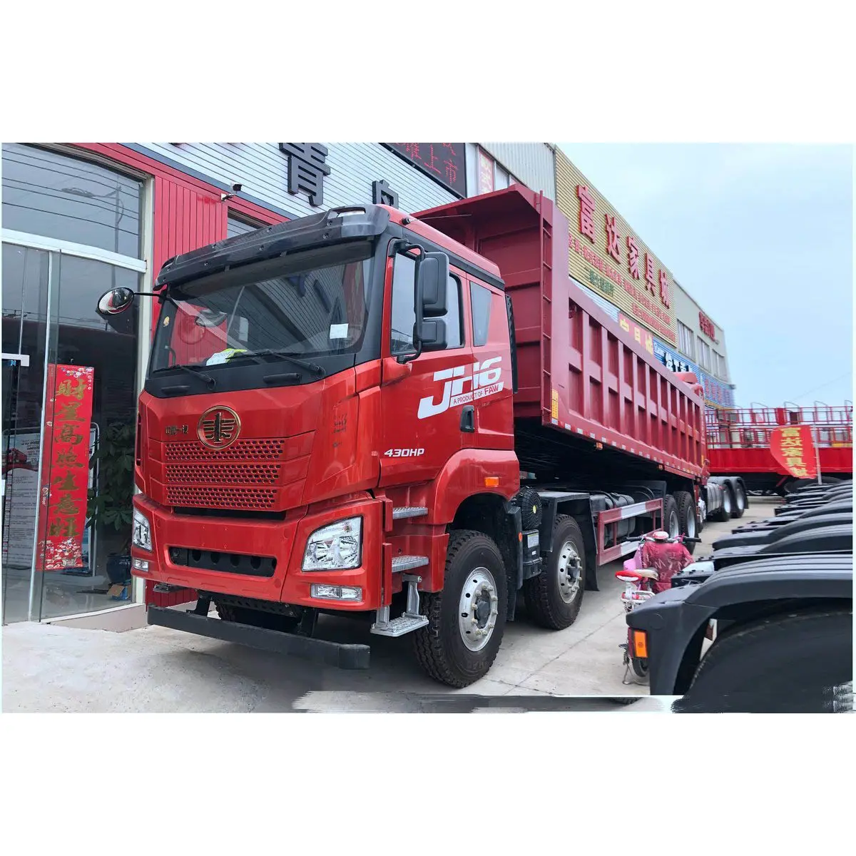 क़िंगदाओ मुक्ति JH6 भारी ट्रक 550 हॉर्स पावर 8x48.8 मीटर डंप ट्रक