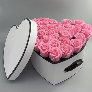 กล่องของขวัญวันวาเลนไทน์สุดหรู รูปหัวใจ ประดับดอกไม้ พร้อมฟองน้ำ - Product Image 1