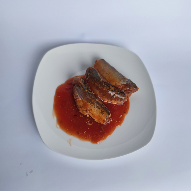 Вкусная морская еда, жестяная скумбрия, мясо, консервированный кетчуп, рыбалка в банке