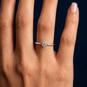 Anillo de Compromiso de Plata de Ley 925 con Diseño Sencillo Dylam, con Piedra de Moissanita de 5 mm y 0.5 ct, D VVS1, para Boda - Product Image 4