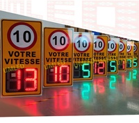 Panneau de signalisation à affichage de vitesse à LED pour l'extérieur avec limite de vitesse pour une conduite sûre.