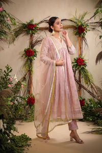 Exclusivo Venta Caliente Maslin Nyra Cut Con Hermoso Aliya Cut Kurti Pant Con Dupatta Vestido De 3 Piezas A Precio Al Por Mayor - Product Image 5