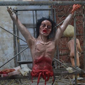 Exklusive Bewegliche Halb-Torso-Geisterfigur mit Freiliegenden Eingeweiden und Leuchtenden Augen für Halloween-Dekorationen - Product Image 1