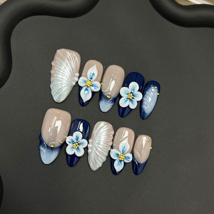 <span class=keywords><strong>Ongles</strong></span> courts en amande faits à la main, <span class=keywords><strong>bleu</strong></span> <span class=keywords><strong>marine</strong></span> français, avec perles 3D et motifs floraux blancs, <span class=keywords><strong>ongles</strong></span> de luxe style sirène, vente en gros - Product Image 4
