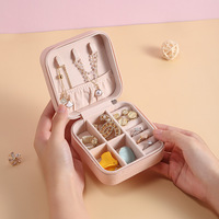 Petite boîte de rangement en cuir PU avec chaîne pour bijoux, présentoir à bijoux en cuir PU avec logo personnalisé, cadeau fait main, boîte de rangement de bijoux de voyage avec fermeture éclair