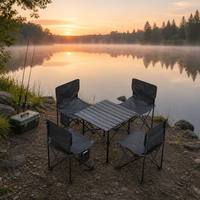 Ensemble table et chaises pliantes de camping tout noir pour 4 personnes, avec dessus roulant, 4 chaises en tissu Oxford et poches de rangement pour les sorties en famille