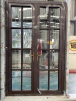 Porte battante en aluminium et bois avec design grill Porte française double