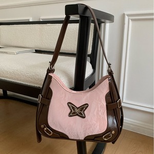 Sac à bandoulière papillon bicolore rose et noir avec détails rivetés pour un usage quotidien - Product Image 1
