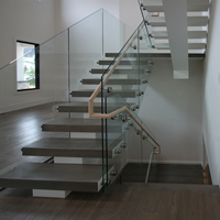 Escalier à poutre simple en bois avec double paroi vitrée pour villa duplex moderne