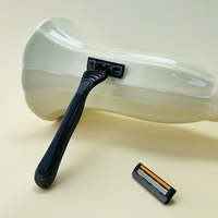 Rasoir jetable à trois lames pour hommes avec manche en caoutchouc et plastique à dos ouvert Triple lames en acier inoxydable pour le rasage du bikini