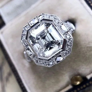 Anello di Fidanzamento F932 per Donna in Oro Bianco con Diamante Taglio Smeraldo e Pietre Laterali Naturali di Colore D - Product Image 1