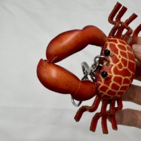 Porte-clés en cuir véritable pleine fleur tanné végétal fait main Weilei, motif crabe 3D sur le thème de l'océan avec griffes mobiles