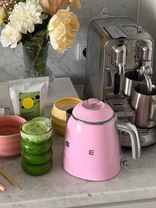 <span class=keywords><strong>Bouilloire</strong></span> électrique <span class=keywords><strong>SMEG</strong></span> style rétro des années 50, 7 tasses, avec arrêt automatique, base amovible <span class=keywords><strong>et</strong></span> indicateur de niveau d'eau, KLF03CRUS - Product Image 2