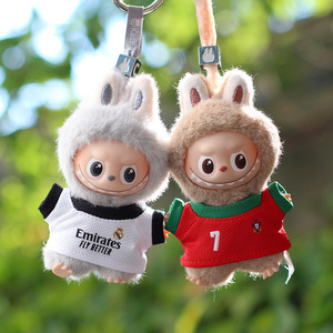 ชุดเสื้อฟุตบอลสำหรับตุ๊กตา Mini Labubu รุ่นที่สี่ 4.0 พร้อมพวงกุญแจรูปหัวใจ ขนาด 10 ซม. อุปกรณ์เสริมของเล่นสำหรับเด็กผู้ชายและเด็กผู้หญิง - Product Image 1