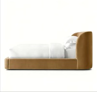 Lit en velours caramel minimaliste italien, lit double enveloppant de luxe à côtés doux, lit en tissu pleine longueur pour chambre principale