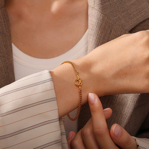 Pulsera de Cadena con Hebilla Dorada de Moda Europea y Americana, Aleación de Zinc, Unisex, Ajustable, Diseño de Lujo Ligero - Product Image 1