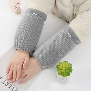 Protège-mains en peluche pour femmes, couleur rouge vin, avec détails en perles, couvre-bras chauds pour l'hiver - Product Image 4