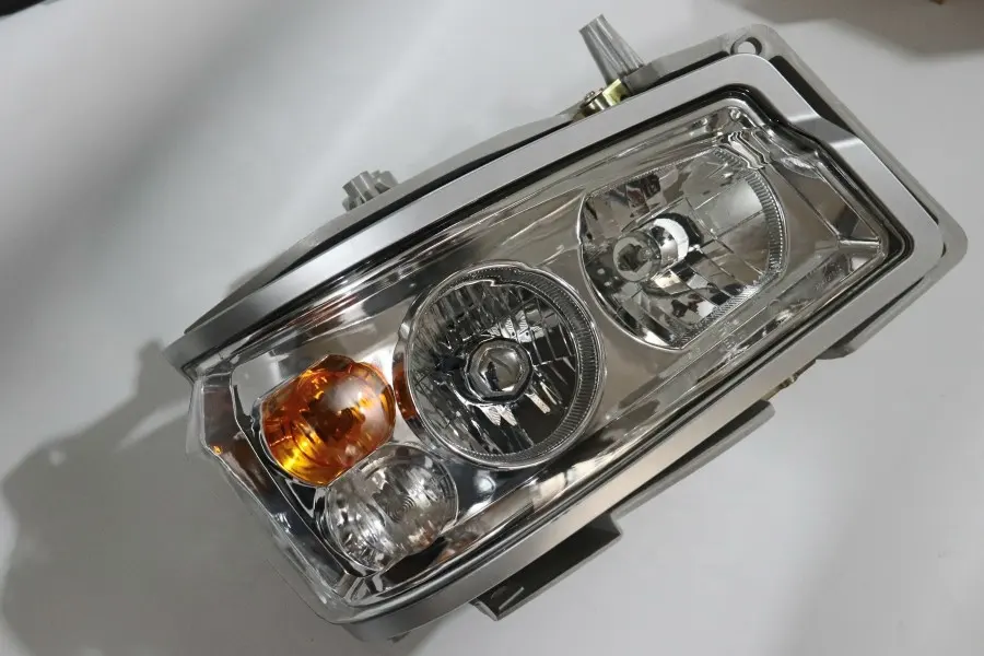 Usine vendant directement des pièces de rechange d'accessoires de camion phare d'indicateur de LED phare lumineux de camion de HOWO