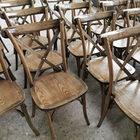 Chaise de salle à manger empilable en bois massif de style rustique avec dossier croisé, idéale pour événements, mariages, écoles et ateliers