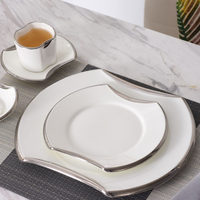 Service de vaisselle en porcelaine de style européen avec bord doré, assiettes à steak, vaisselle de mariage, ensemble d'assiettes en céramique, fournisseur d'usine pour hôtels