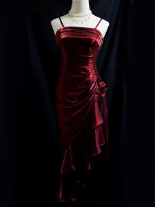 Robe de princesse sirène vintage en cachemire rouge Lychee Manor, longueur au sol, effet laser, luxe de niche, illusion, cérémonie de passage à l'âge adulte - Product Image 4