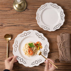 Platos de Cerámica Blancos Puros con Patrón Grabado Vintage Personalizados para Bodas y Fiestas, con Soporte, para Filetes y Postres - Product Image 5