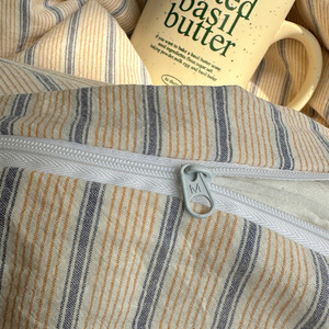 طقم سرير من أربع قطع من القطن العضوي المصبوغ والمغسول، مخطط، بدرجة الأمومة والرضاعة، يتضمن ملاءة سرير وغطاء لحاف، لراحة النوم العاري. - Product Image 4