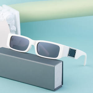 Gafas de sol con montura cuadrada roja para mujer, protección UV400, material de PC, gafas de sol de estilo callejero a la moda con caja - Product Image 5