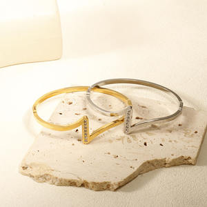 थोक सुंदर उच्च गुणवत्ता ट्रेंडिंग डिज़ाइन चंकी टार्निश फ्री वॉटर रेसिस्टेंट 18K गोल्ड प्लेटेड स्टेनलेस स्टील चूड़ी - Product Image 4