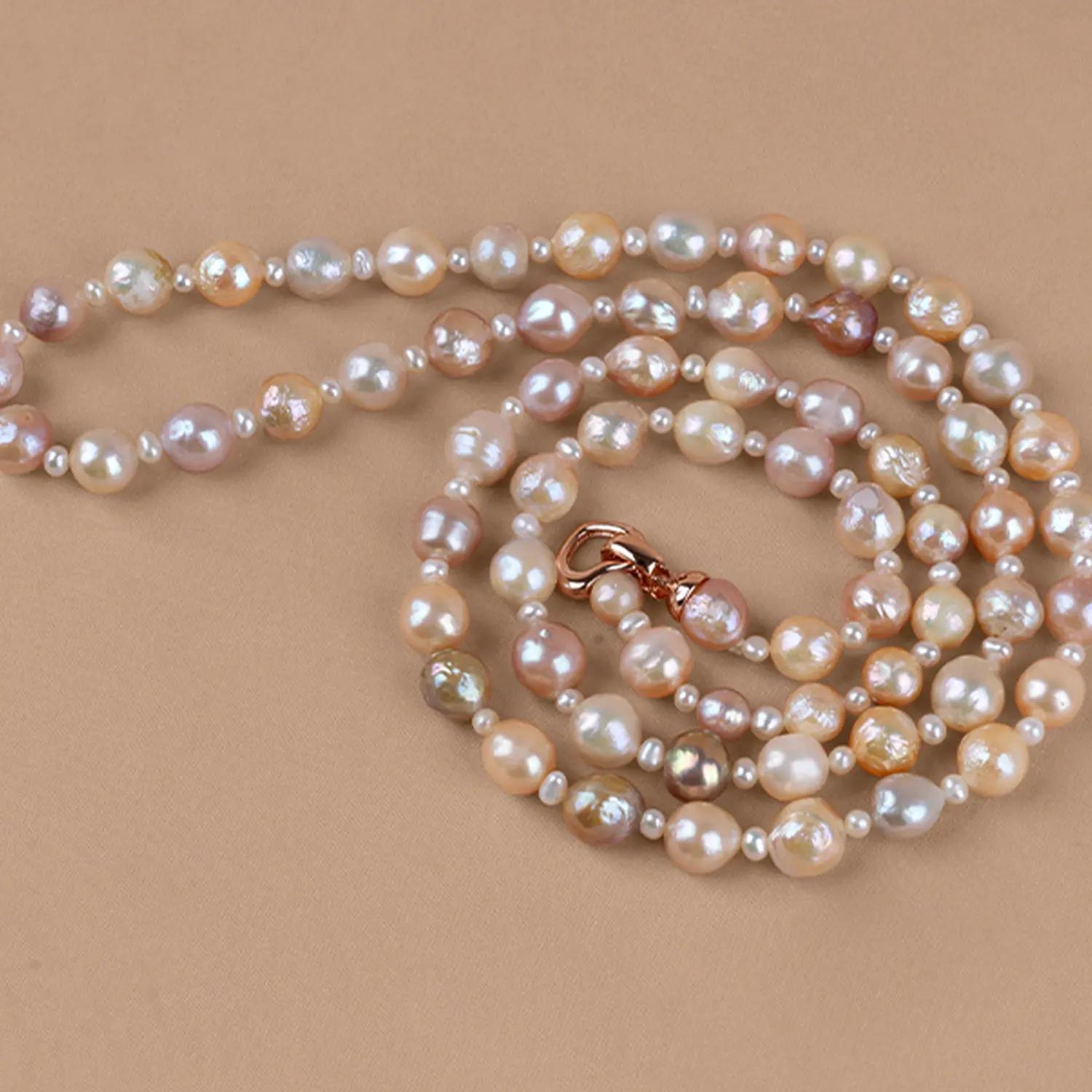 Mode belles femmes bijoux gracieux fait à la main noué collier irrégulier multicolore collier de perles d'eau douce