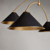 Lustre moderne à 4 lumières avec bras courbés |   Suspension LED en laiton noir et or avec abat-jour conique pour salle à manger