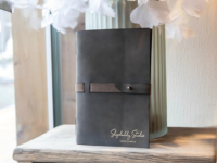 Porte-menus en similicuir rétro simple avec logo personnalisé estampé à chaud, à sangle et fermeture à pression, pour restaurants et hôtels