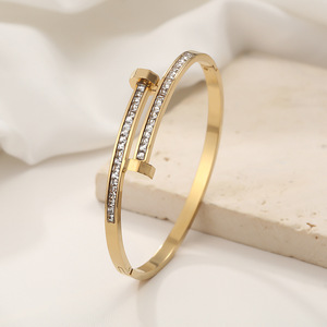 Bracelet manchette classique HR personnalisé pour femme, en acier inoxydable plaqué or 18 carats, étanche, ouvrable, avec zircone cubique, cadeau - Product Image 3