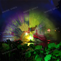 Structure d'imagerie par projection laser sur écran d'eau et diffusion de brume pour créer une ambiance nocturne immersive dans les lieux en bord de mer