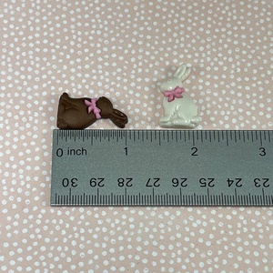 Lapin en <span class=keywords><strong>chocolat</strong></span> miniature en acrylique <span class=keywords><strong>de</strong></span> Pâques, friandises <span class=keywords><strong>de</strong></span> Pâques festives, cadeaux personnalisés <span class=keywords><strong>de</strong></span> Pâques, friandises <span class=keywords><strong>de</strong></span> lapin blanc et bordeaux - Product Image 2