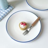 Assiette à dîner en céramique à bord bleu Ins Cute Dessert Shallow Pasta Cake Plate Classic Disposable Fish Flat for Events Wholesale