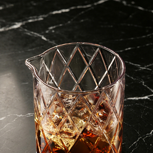Vaso Mezclador de Cócteles Profesional de Cristal con Corte de Diamante de 730 ml, de Paredes Gruesas, Sin Plomo, Base Pesada, Jarra para Agitar, para Bartender - Product Image 3
