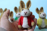 Petit lapin multicolore en laine artisanale Peter Rabbit